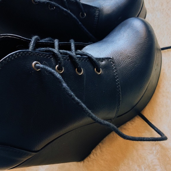 Minimalist wedge ankle boots - Picture 2 of 3